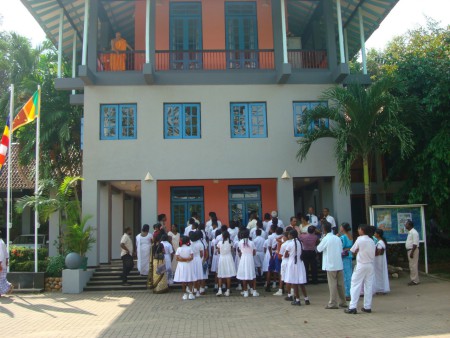 ＳＮＥＣＣ本部棟三階から学生達に指示をしているチャンダシリ師